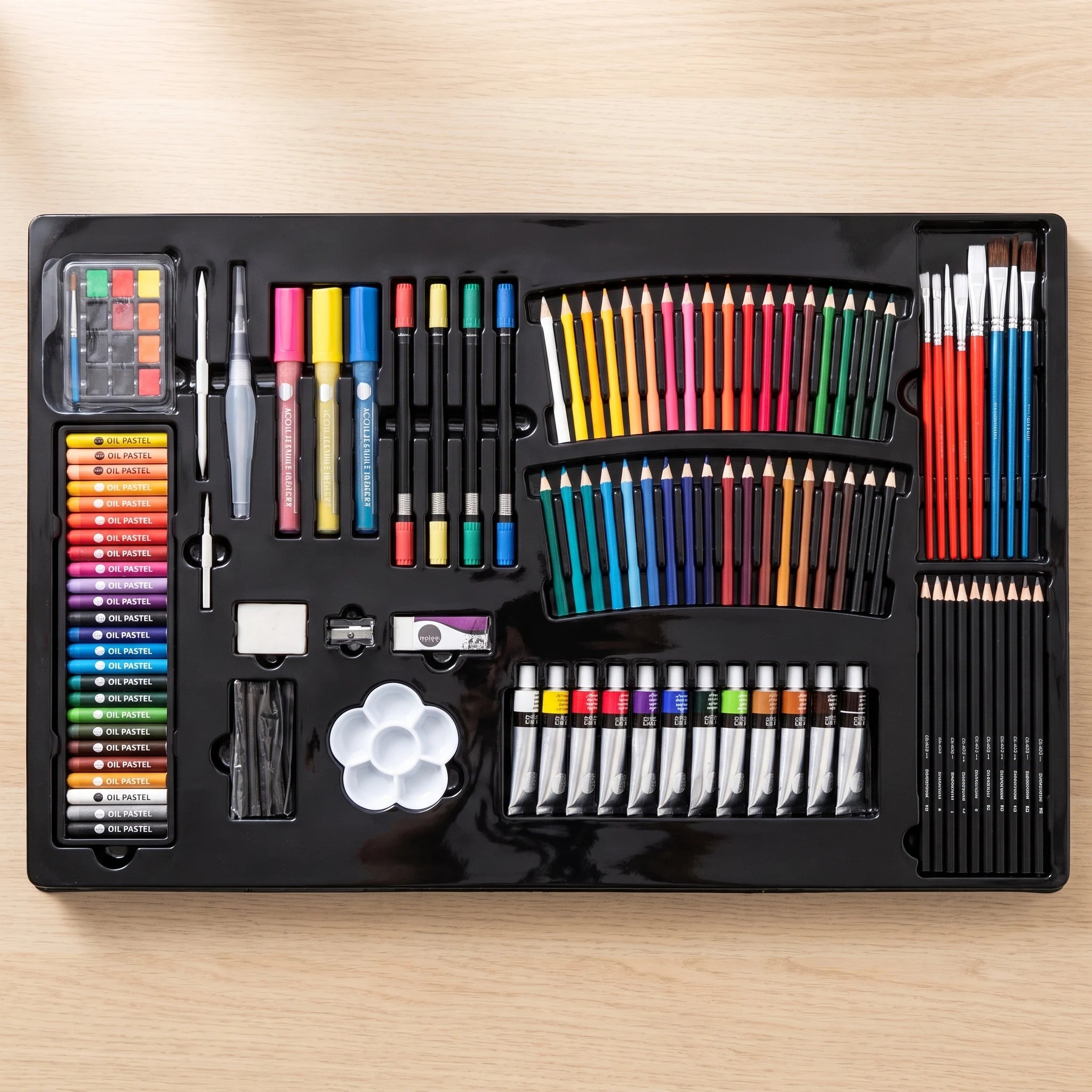 Vassoio nero in plastica del set artistico con 215 strumenti in scomparti sagomati