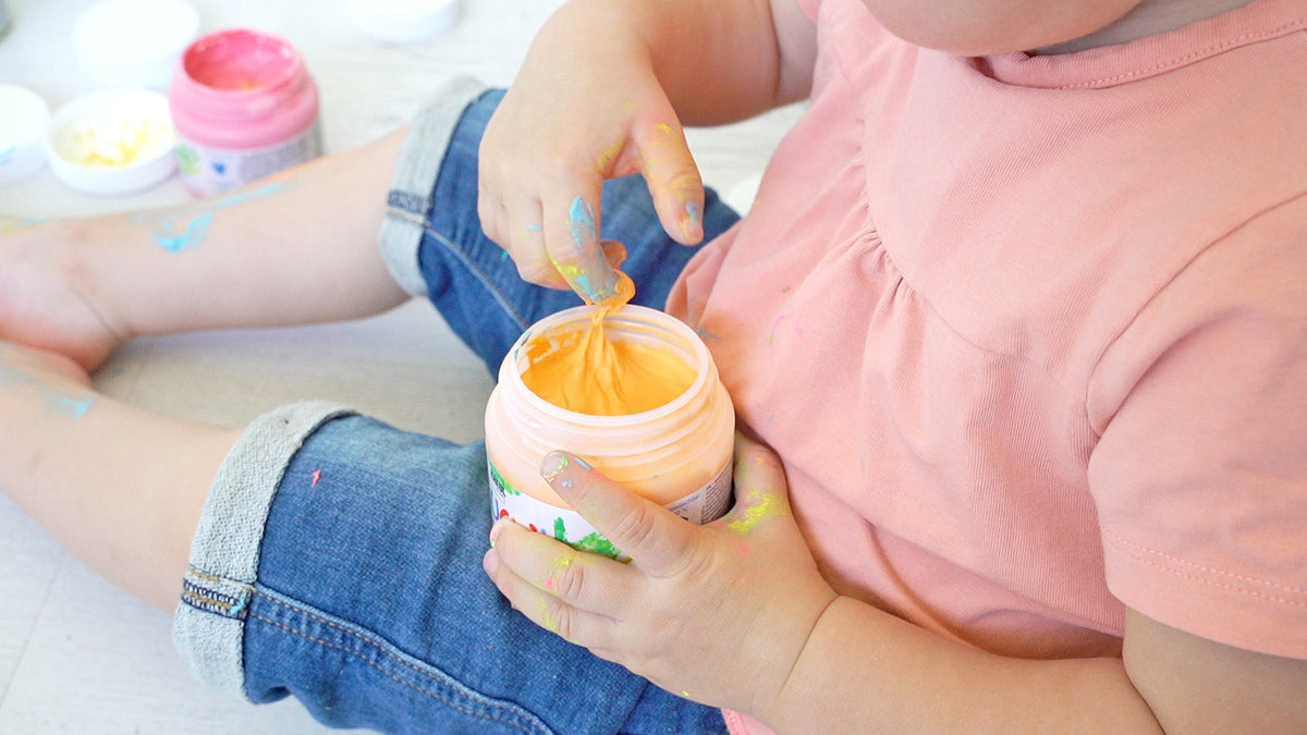 Kinder beim Malen mit Mucki Fingerfarben