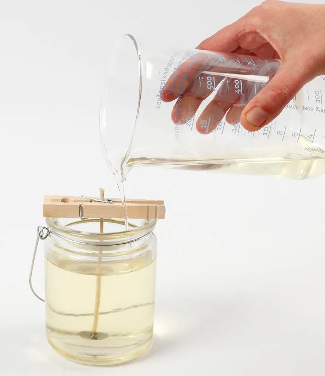 Kaarsen maken: decoratieve kaarsen met geperste plantjes