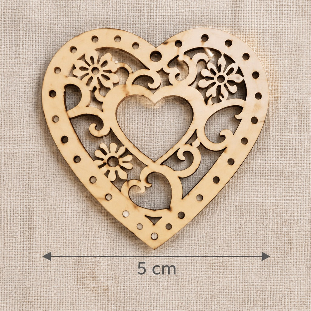 Cuori in legno intagliati con decoro 5 x 5 cm - set da 5 pz