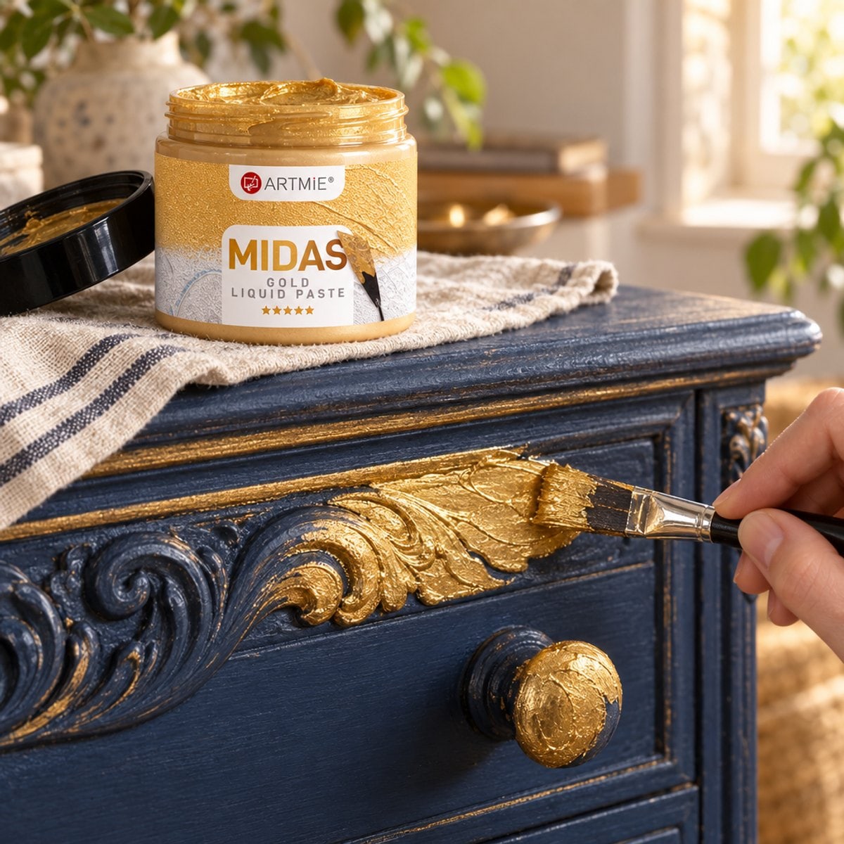 Doratura di un comò intagliato con il pennello — pasta metallica oro ARTMIE MIDAS