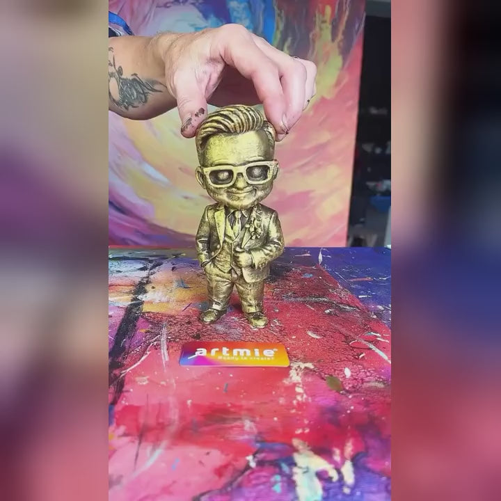 Figurina chibi dalla foto da dipingere – video reale: la figurina bianca stampata dalla foto e la sua pittura nell'atelier ARTMiE.