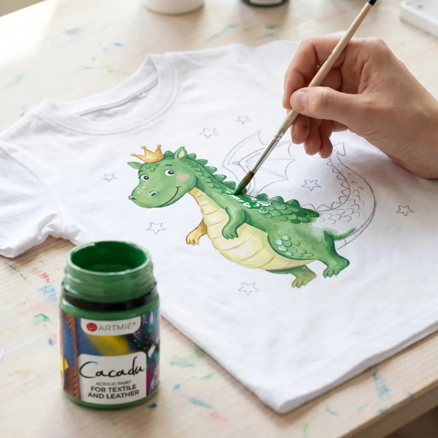 Primo piano della pittura di un drago verde con colore Cacadu sulla t-shirt