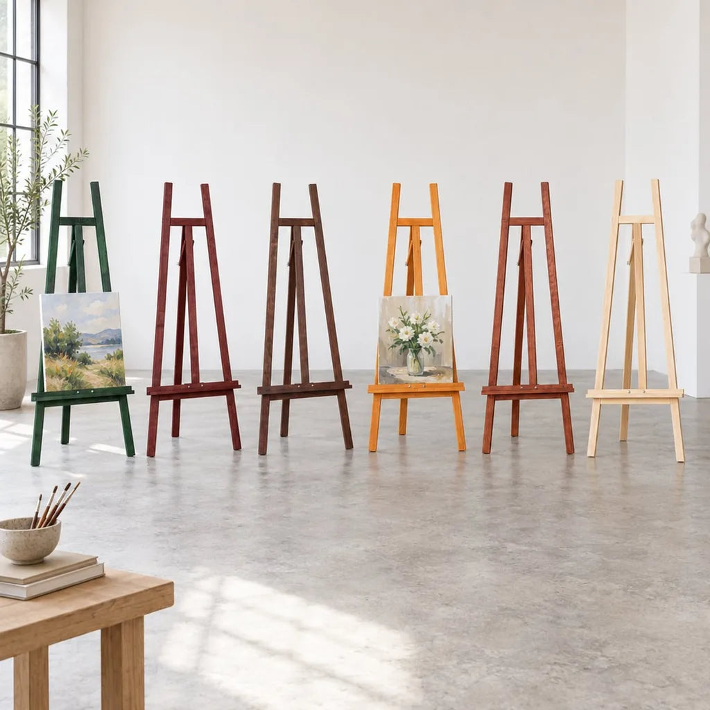 Cavalletti ACADEMY in diversi colori di legno uno accanto all’altro in atelier